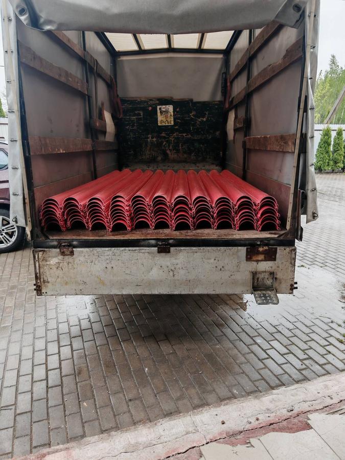 Половины красных труб при погрузке